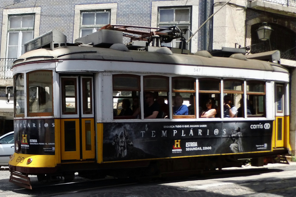 Antike Straßenbahn in Lissabon